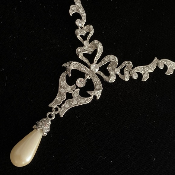 🆕🔥Crystals Pear Shaped Pearl Necklace - Picture 2 of 4